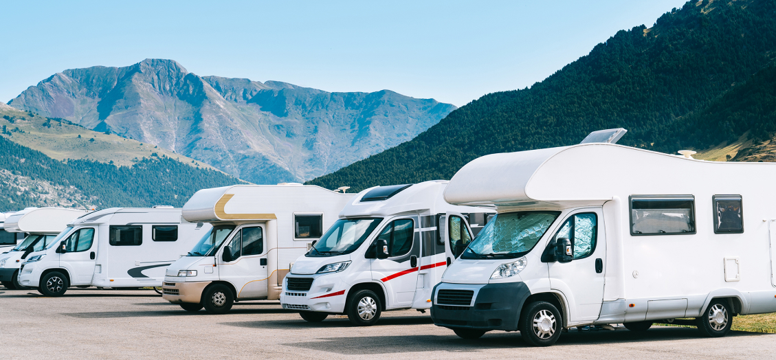 Wohnmobile-stehen-hintereinander